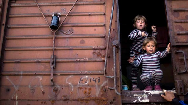 Kinder leben in einem Eisenbahnwaggon.