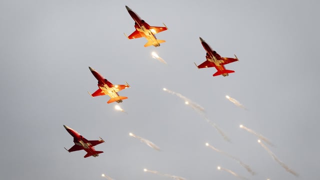 Vier Kampfjets der Patrouille Suisse in der Luft.