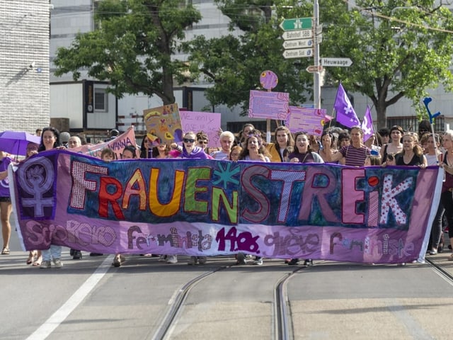 Frauen mit Transparent «Frauenstreik»