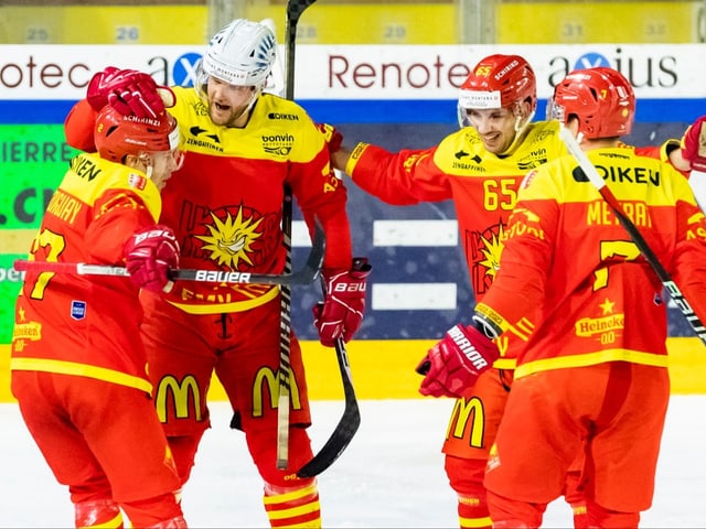 Die Sierre-Spieler jubeln in der Partie gegen Olten.