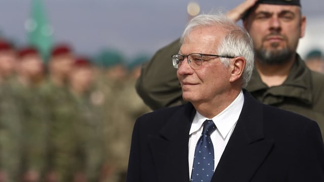 Der EU-Aussenbeauftragte Joseph Borell bei einem Besuch der EUFOR-Truppe in Bosnien.