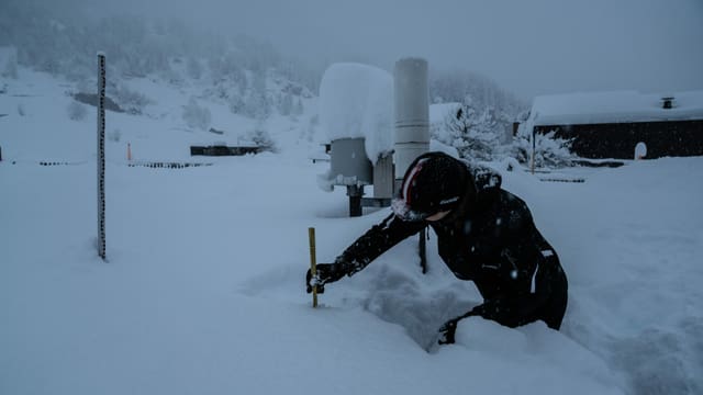 The observer manually measures the depth of the snow in Guttannen on Sunday morning.