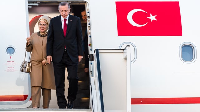 Präsident Erdogan und seine Frau verlassen in Brüssel das Flugzeug.