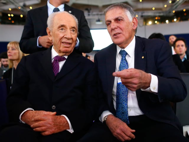 Dan Shechtman (rechts) und Schimon Peres (links)