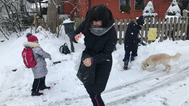 Schneeballschlaft mit den Kindern.