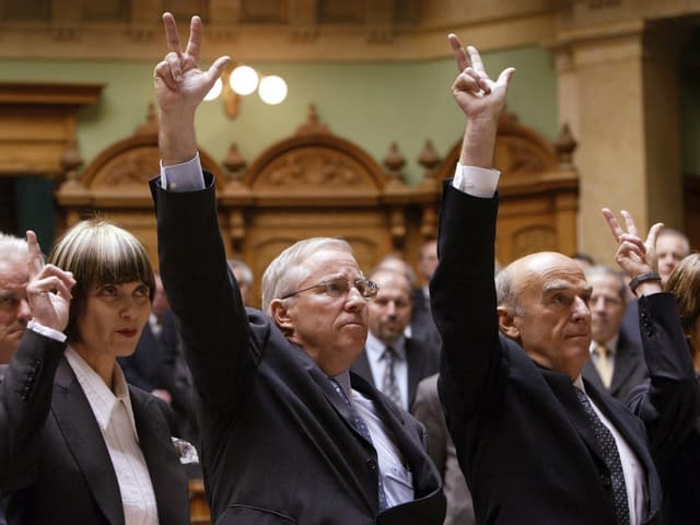 Blocher neben der ehemaligen Bundesrätin Micheline Calmy-Rey (SP) und dem ehemaligem Bundesrat Hans-Rudolf Merz (FDP). 