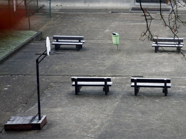 Leerer Spielplatz mit vier leeren Bänken