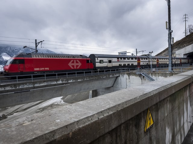 Ein Intercity fährt aus einem Tunnel.