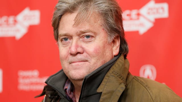 Stephen Bannon schaut ernst in eine Kamera