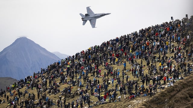 Ein Kampfflugzeug der Schweizer Luftwaffe vor Publikum auf der Axalp.