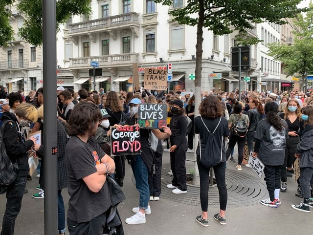 Demonstrierenden mit Plakaten mit der Aufschrift George Floyd