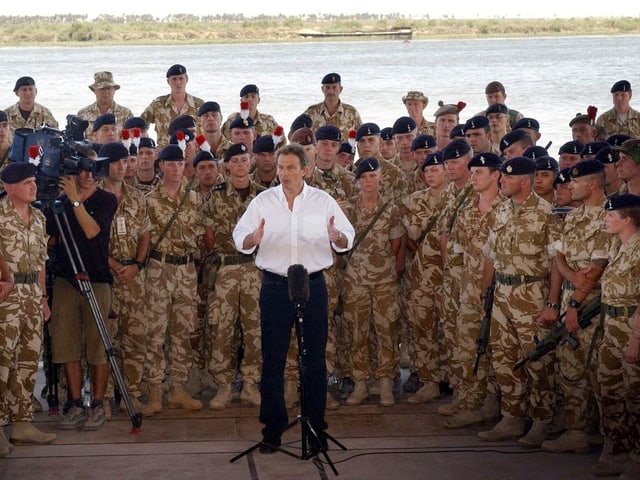 Zu sehen ist der ehemalige Premierminister Tony Blair bei einem Truppenbesuch im Irak.