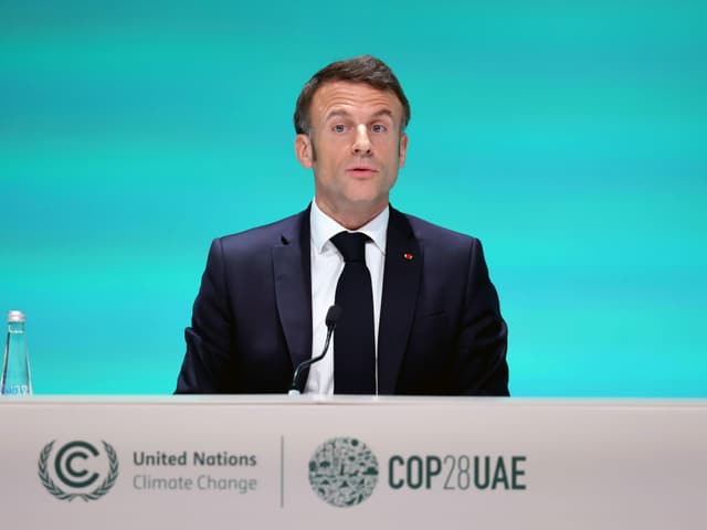 Emmanuel Macron spricht von Rednerpult