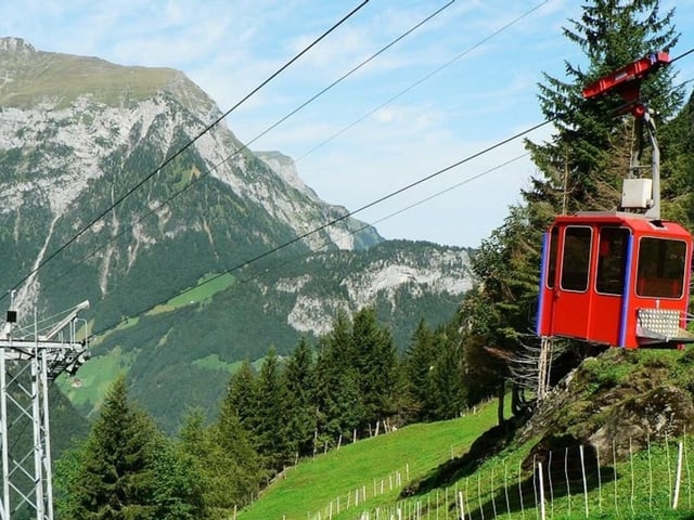 Kleine rote Gondel der Luftseilbahn Gietisflue