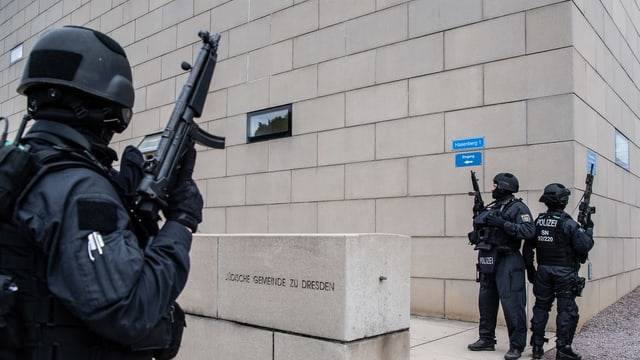 Polizisten vor Synagoge.