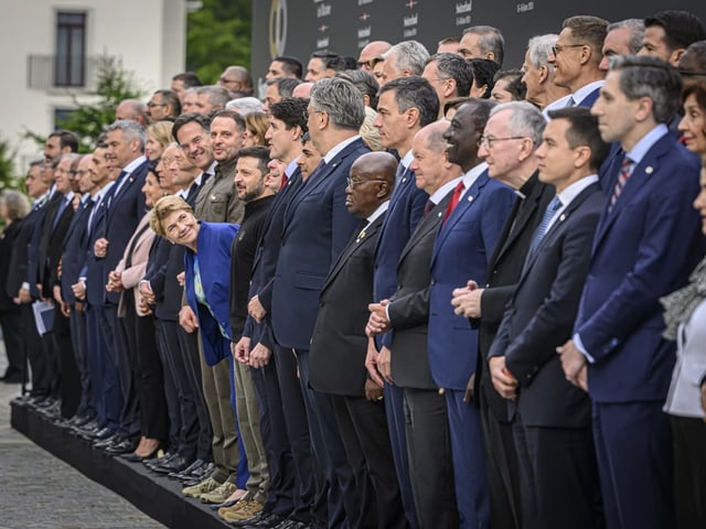 Gruppenfoto, Amherd schaut zur Seite.