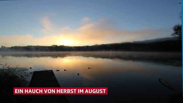 Auf dem Bild steht die Sonne knapp unter dem Horizont. Sie bescheint den Nebel über dem Burgäschisee.