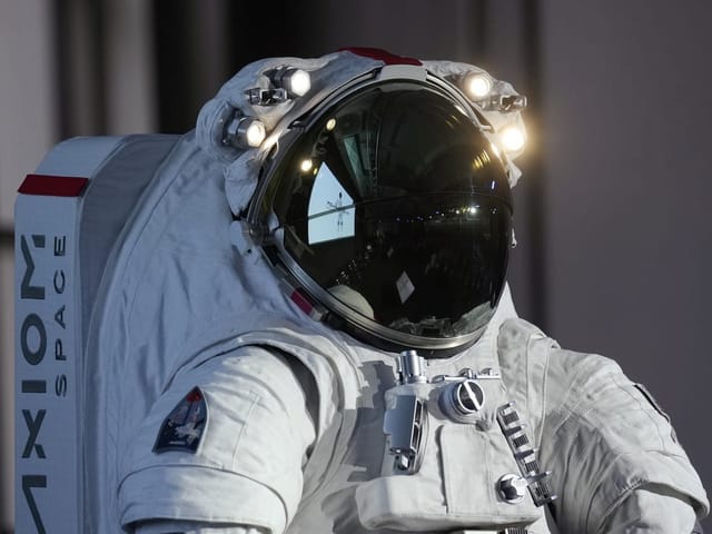 Astronautenanzug mit reflektierendem Helmvisier.