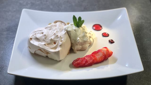 Monikas «Pavlova mit Rhabarber-Kompott»