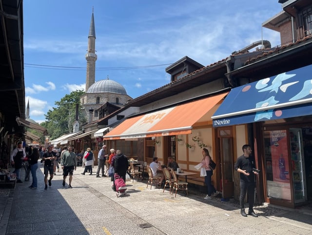 Blick auf die Altstadt Sarajevos mit der Moschee.