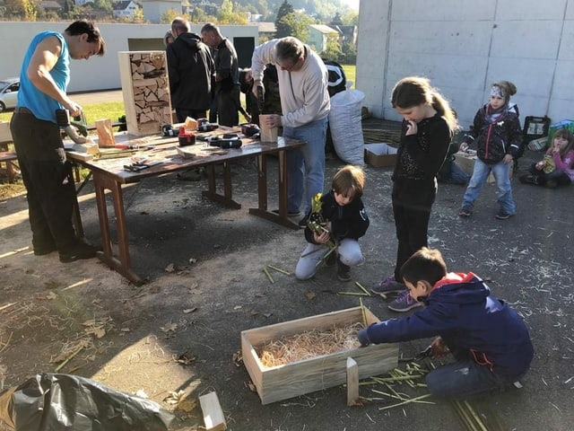 Menschen am basteln