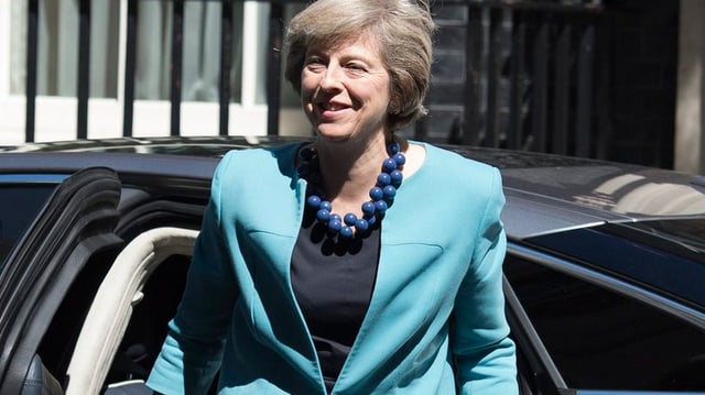 Theresa May steigt aus einem Auto