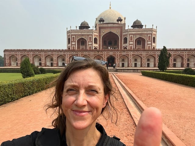 Maren Peters vor dem Humayun-Mausoleum in Indien