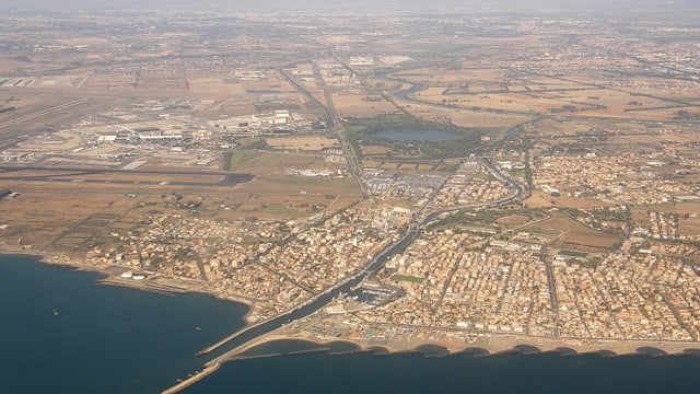 Lufaufnahme vom heutigen Ostia mit der Tibermündung.