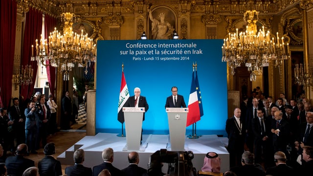 Zwei Personen an einem Rednerpult bei einer Medienkonferenz.