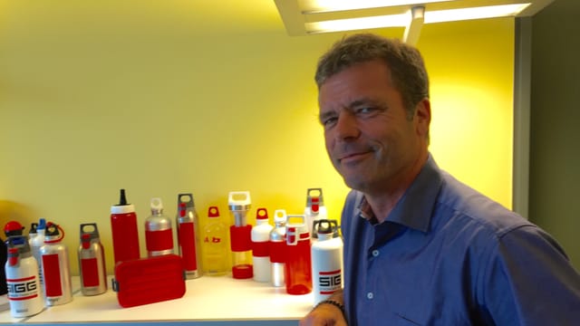 Stefan Ludewig, Sigg-CEO, vor seinen Flaschen.