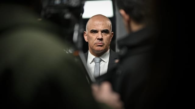 Umringt von vielen Leuten steht Alain Berset im Fokus des Bildes.