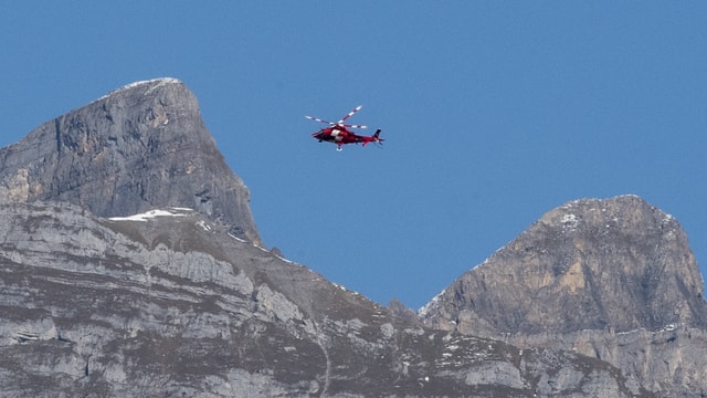 Rega-Helikopter am Himmel