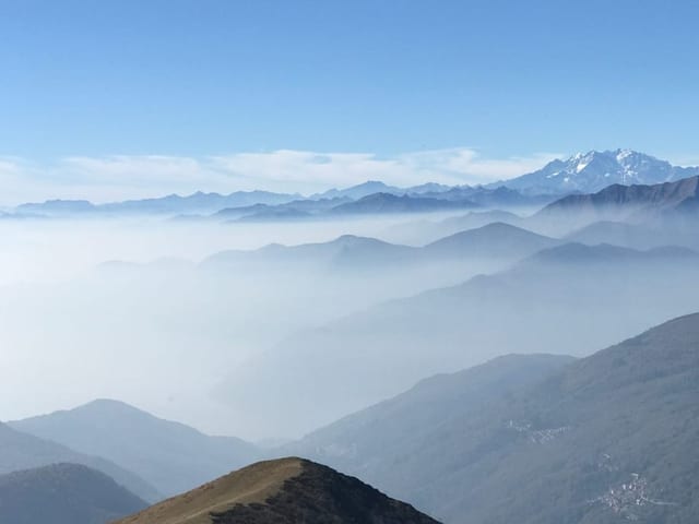 Dunst in Tälern mit sonnigen Bergen