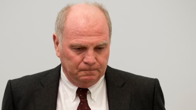 Uli Hoeness nimmt das Urteil mit versteinerter Miene zur Kenntnis.