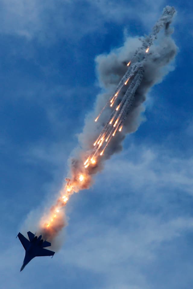 Jet im Sturzflug Rauchgranaten abschiessend