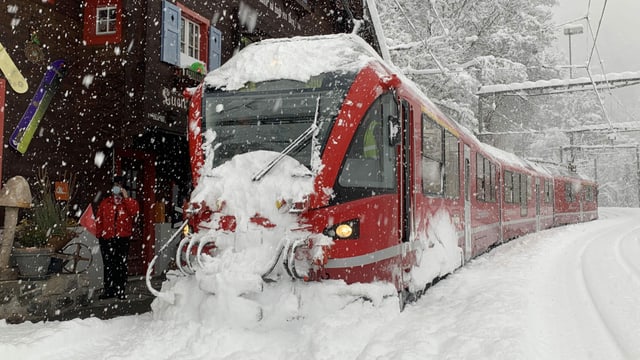 Arosa train.  The car he is driving pushes a lot of snow in front of him.