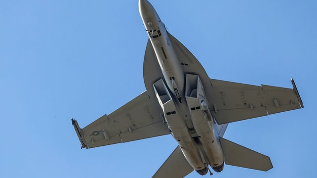 Ein Boeing F/A-18 Super Hornet startet Ende April 2019 vom Militärflugplatz Payerne aus zu einem Evaluierungsflug.