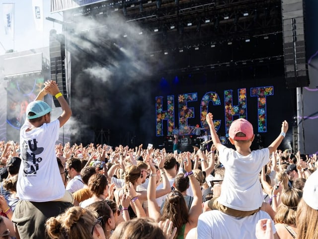 Das Publikum von hinten bei einem Hecht-Konzert. Ein Junge sitzt auf Schultern.