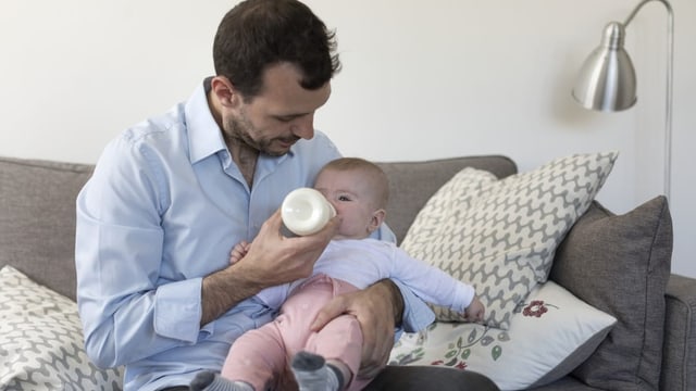 Vater gibt Baby Fläschchen