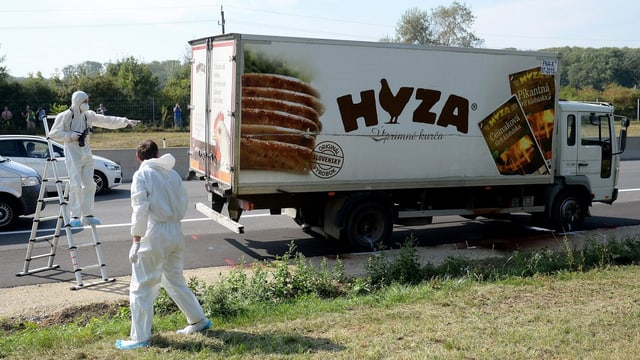 Lastwagen auf der Autobahn, Ermittler stehen dabei. 