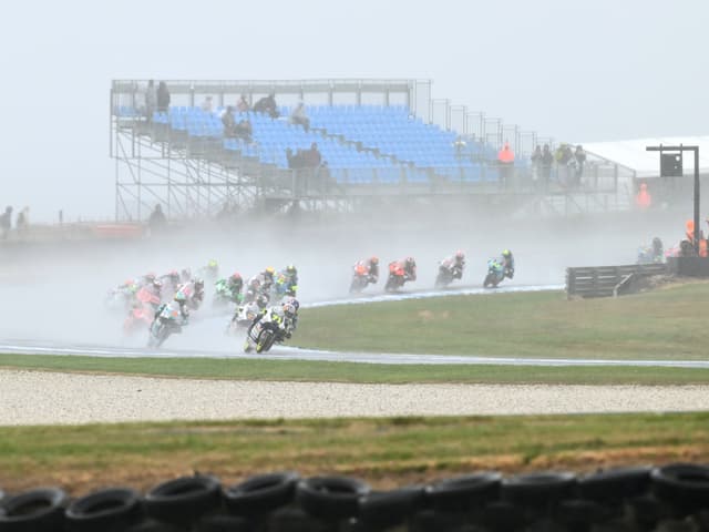 Motorradfahrer im Regen.