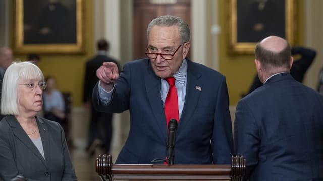 Chuck Schumer antwortet auf eine Frage der Nachrichtenmedien während einer Pressekonferenz im US-Kapitol in Washington.