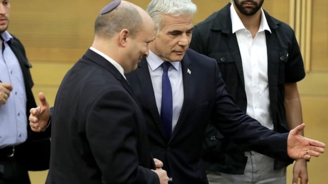 Premier Naftali Bennett (links) und Yair Lapid bei einer Pressekonferenz am Montag.