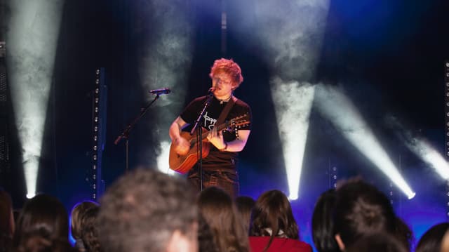 Ed Sheeran füllt die Bühne mit seiner Präsenz komplett aus.