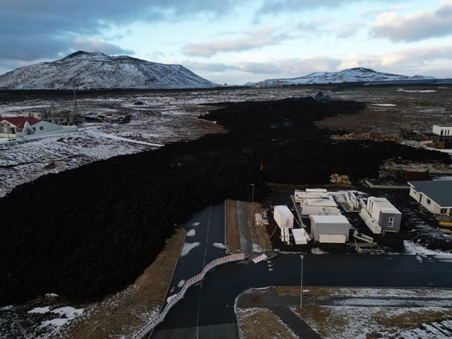 Gekühlte Lavaströme erreichen erste Häuser in Grindavík.