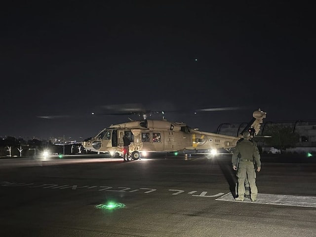 Ein Helikopter landet auf israelischem Boden