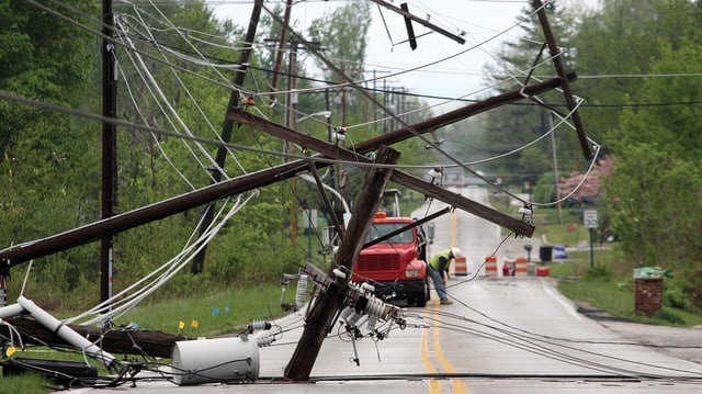 Umgestürzte Strommasten auf einer Strasse in den USA