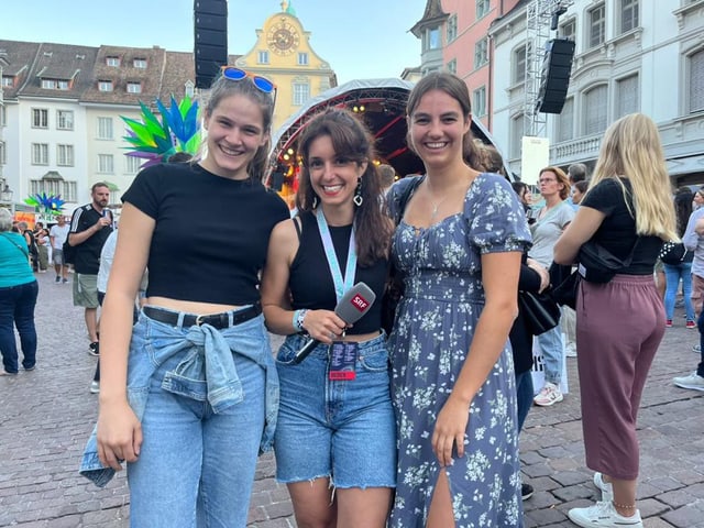 Zwei junge Frauen mit Moderatorin Céline Werdelis. 