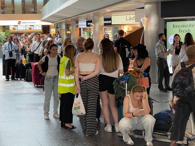 Lange Schlage am Flughafen