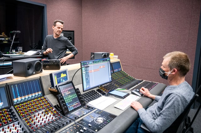 Mark Ginzler und Tom Willen im Hörspielstudio